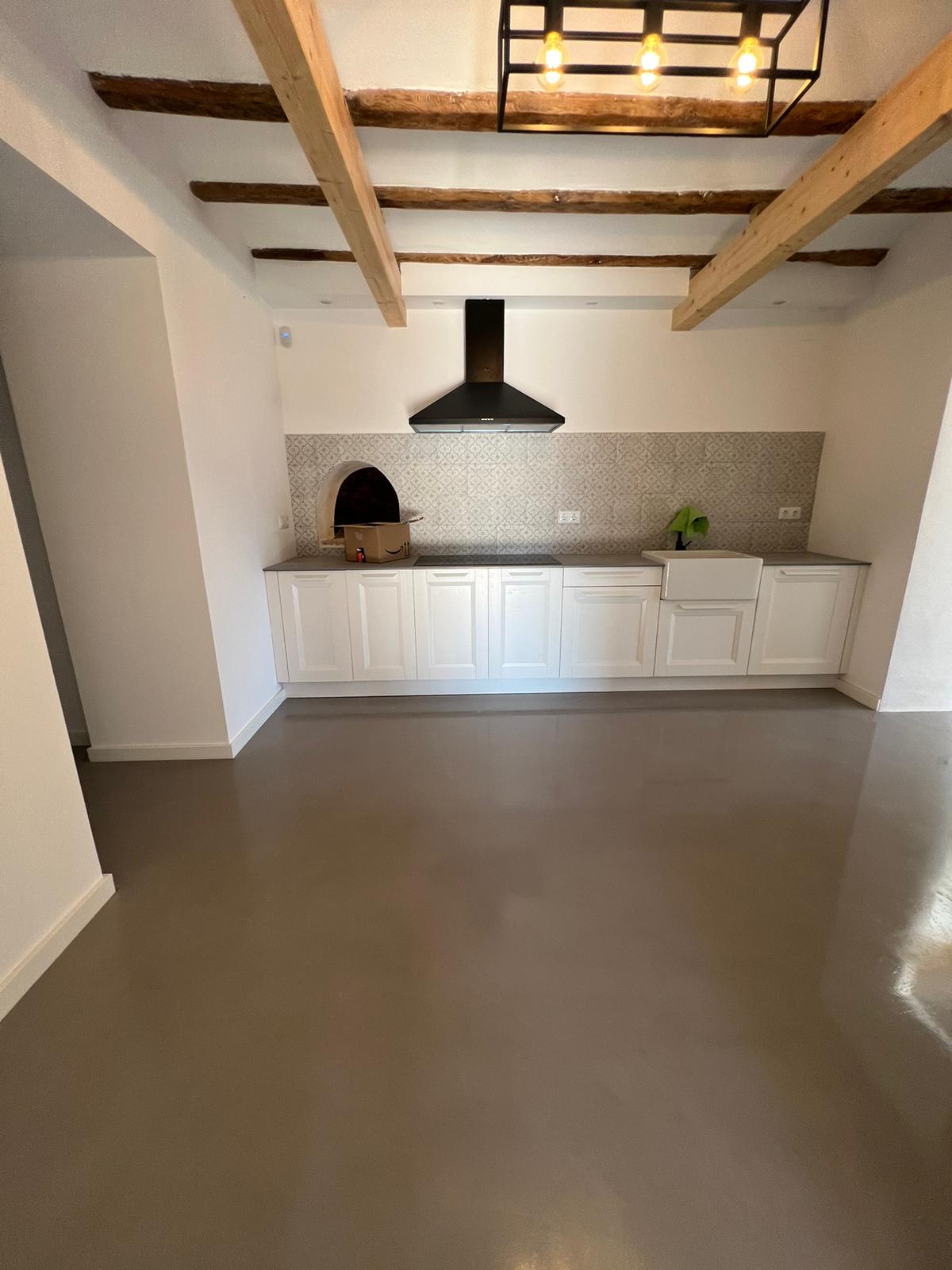 DECOPOX gris en cocina con vigas de madera