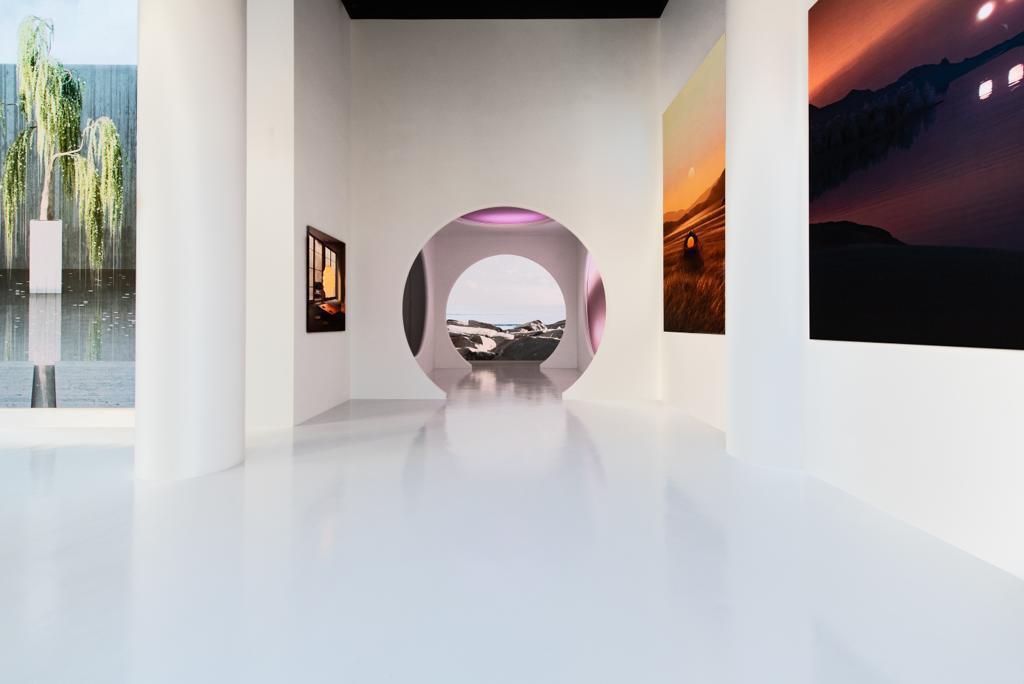 Sistema DECOPOX blanco continuo en galería de arte
