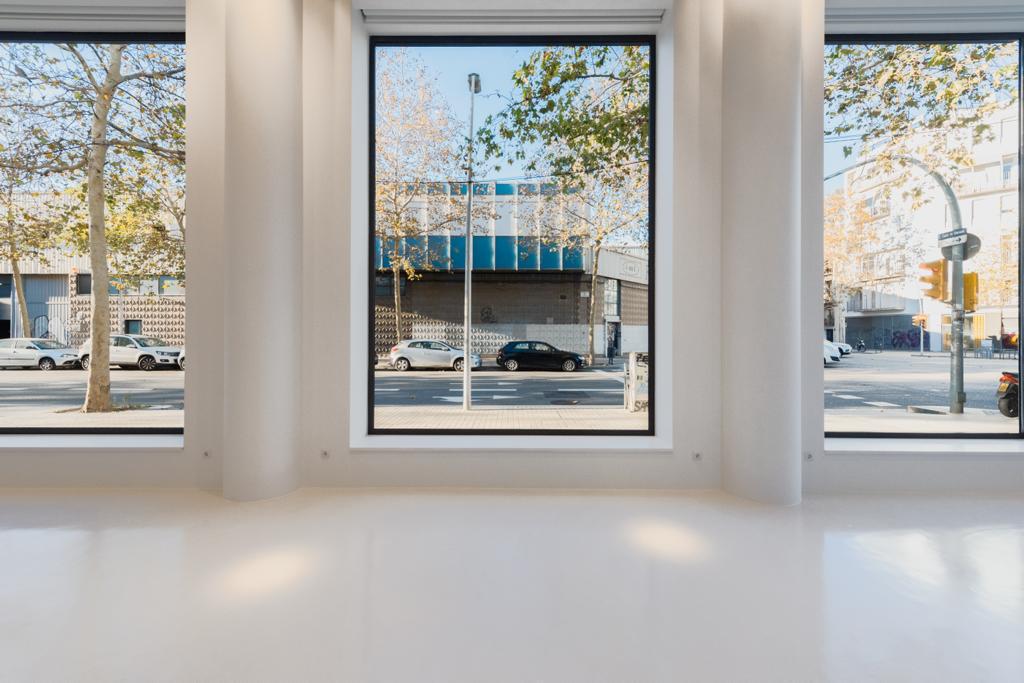Espacio expositivo con pavimento continuo blanco