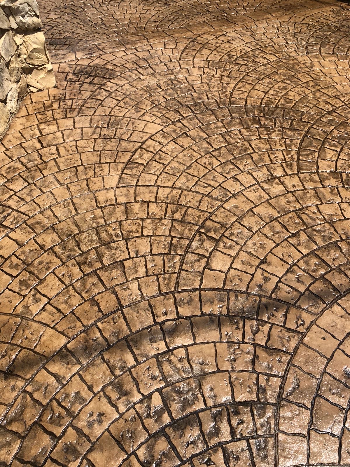 Hormigón impreso con textura de adoquín en abanico