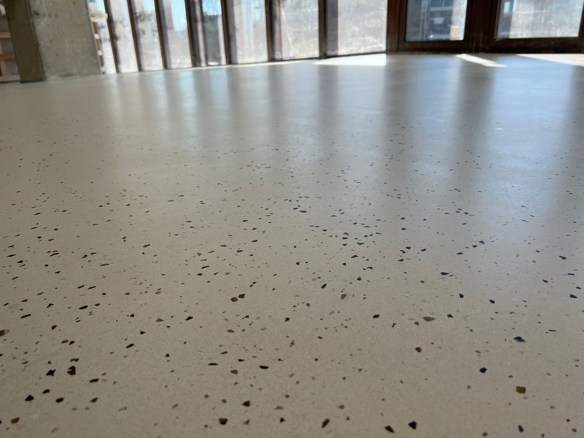 Terrazo continuo con árido visto en gran superficie