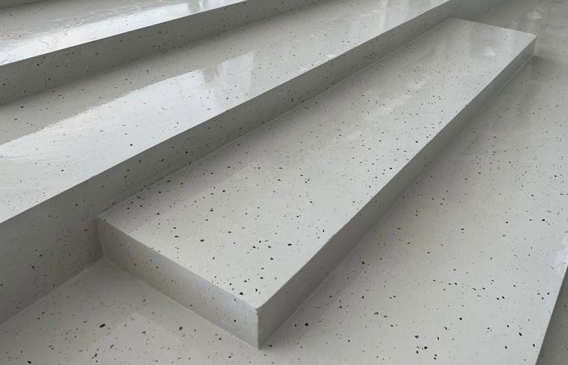 Escalera monolítica de terrazo continuo blanco sin juntas