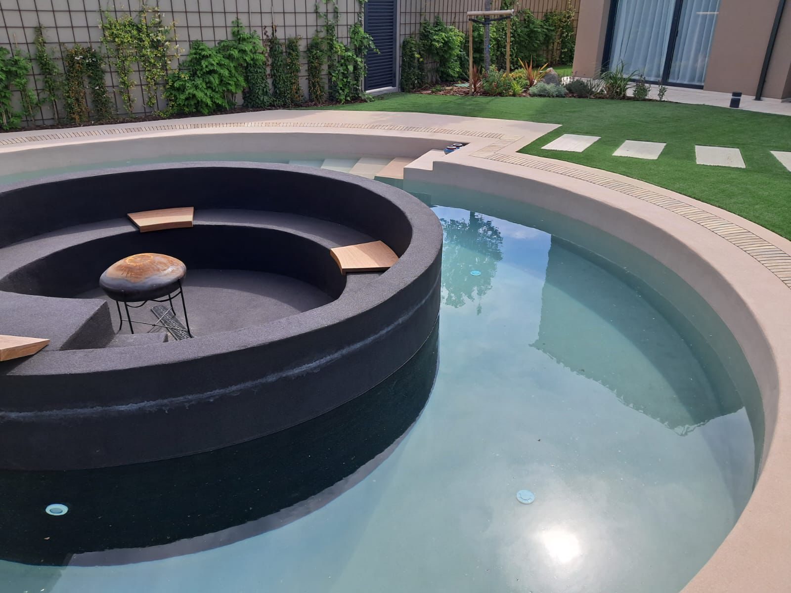Piscina premium con Stone Pool y zona de estar integrada