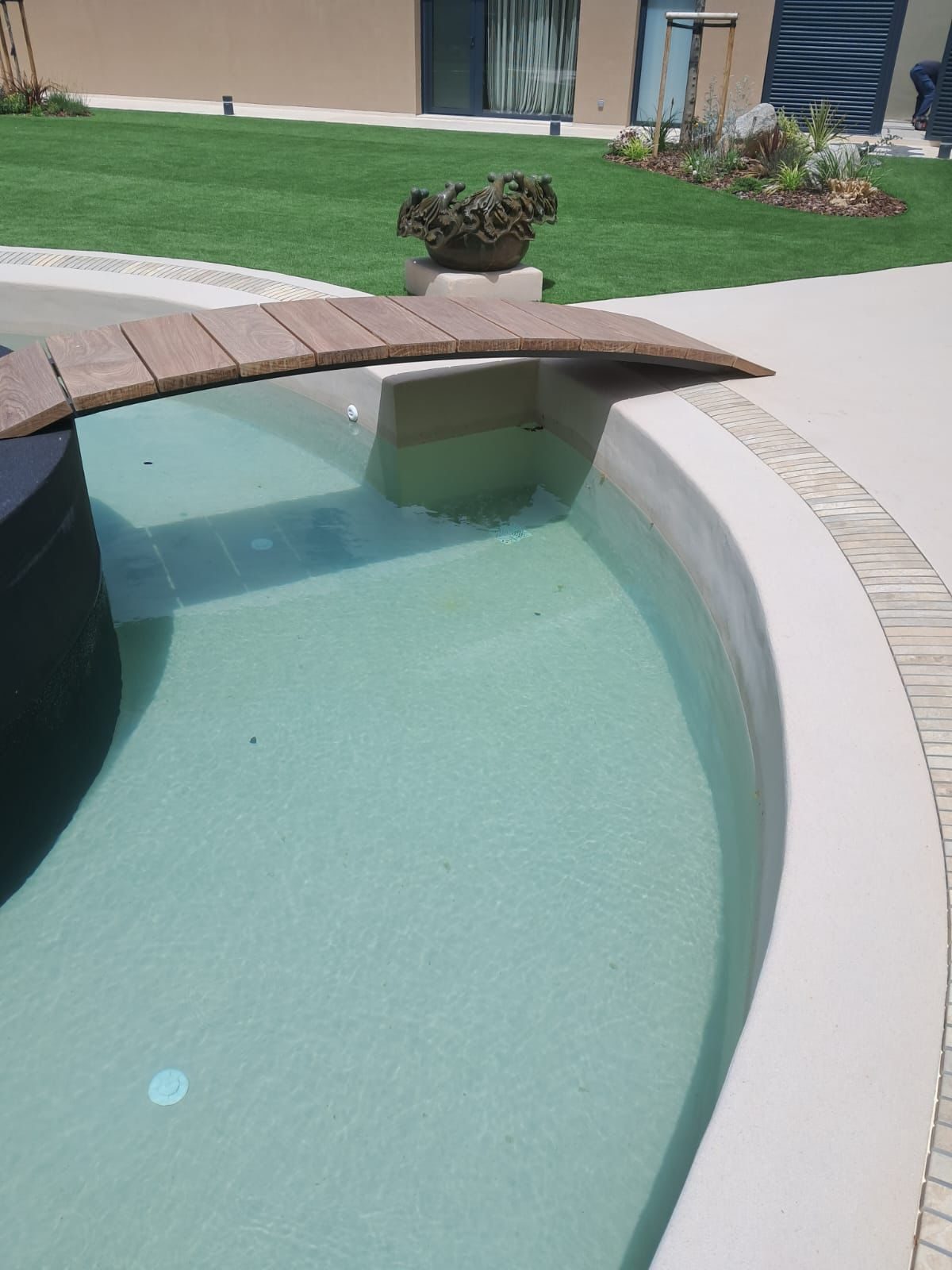 Vaso de piscina con acabado Stone Pool y puente de madera