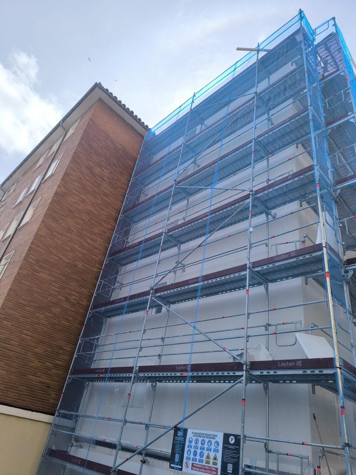 Edificio en rehabilitación de fachada con SATE — proyecto Venandi