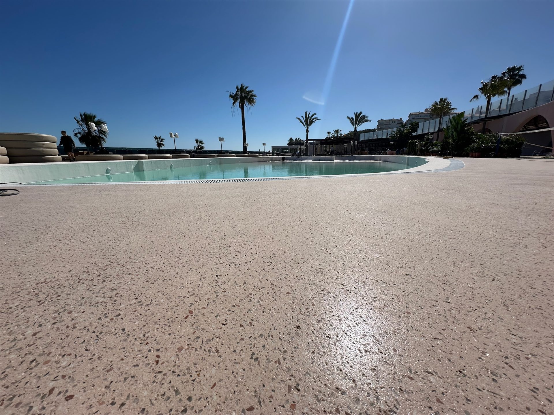 Beach Feel — piscina con acabado continuo sin juntas
