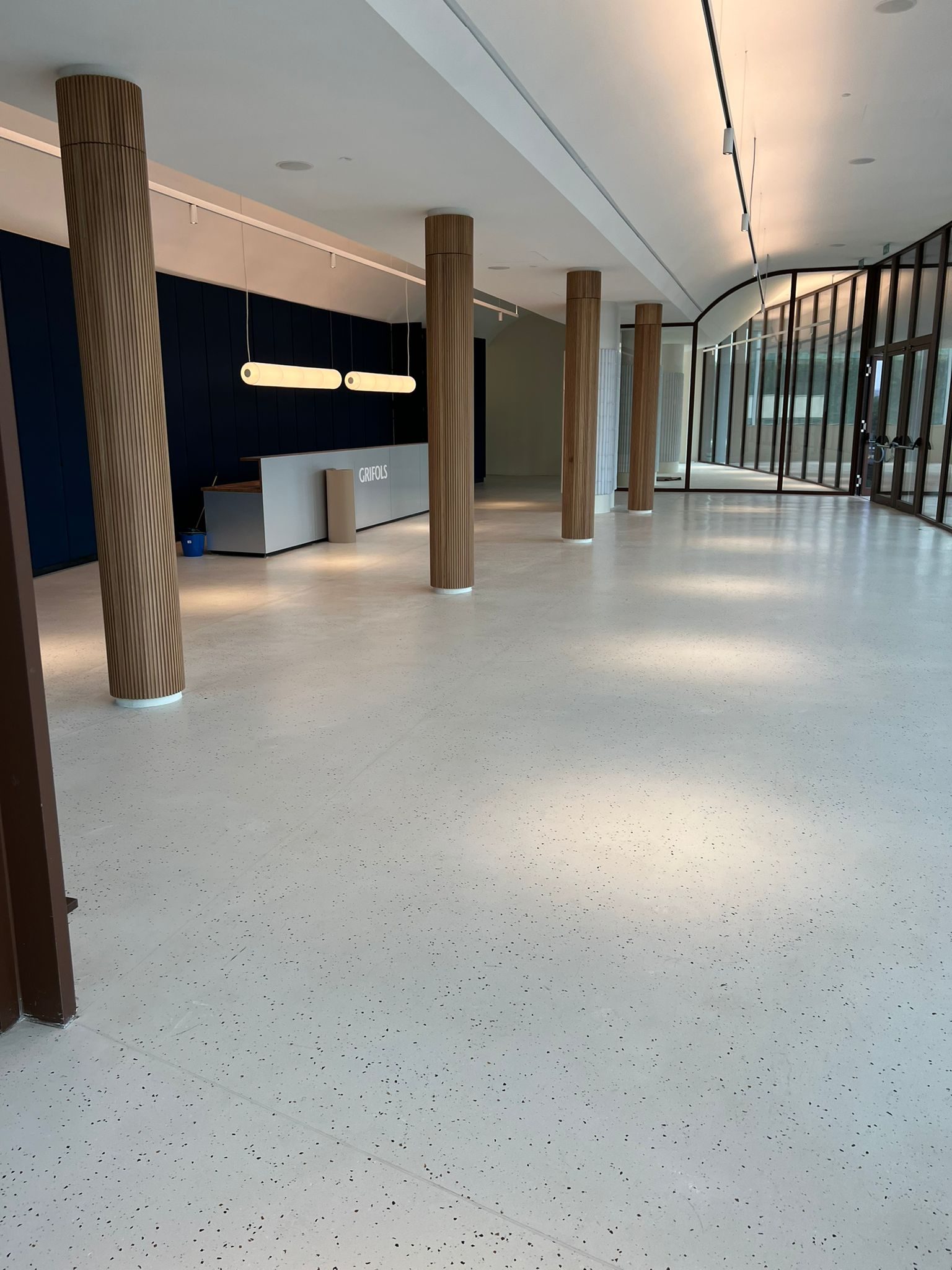Zona común con pavimento continuo decorativo de gran superficie