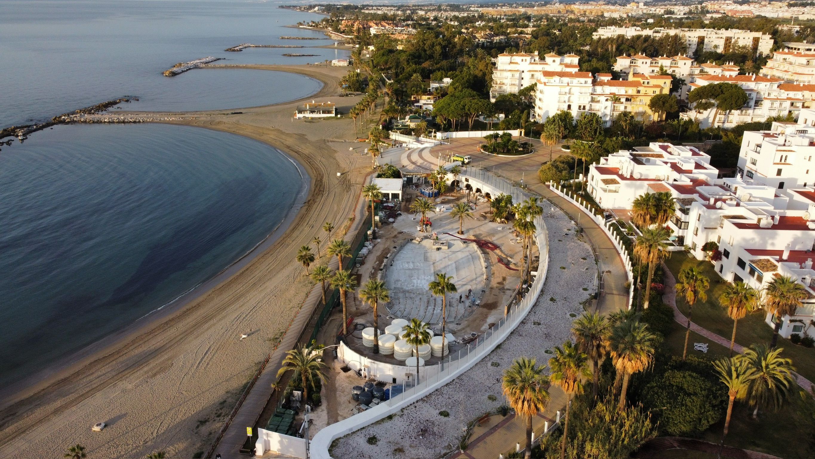 Vista aérea del paseo marítimo de Marbella al amanecer con pavimento decorativo