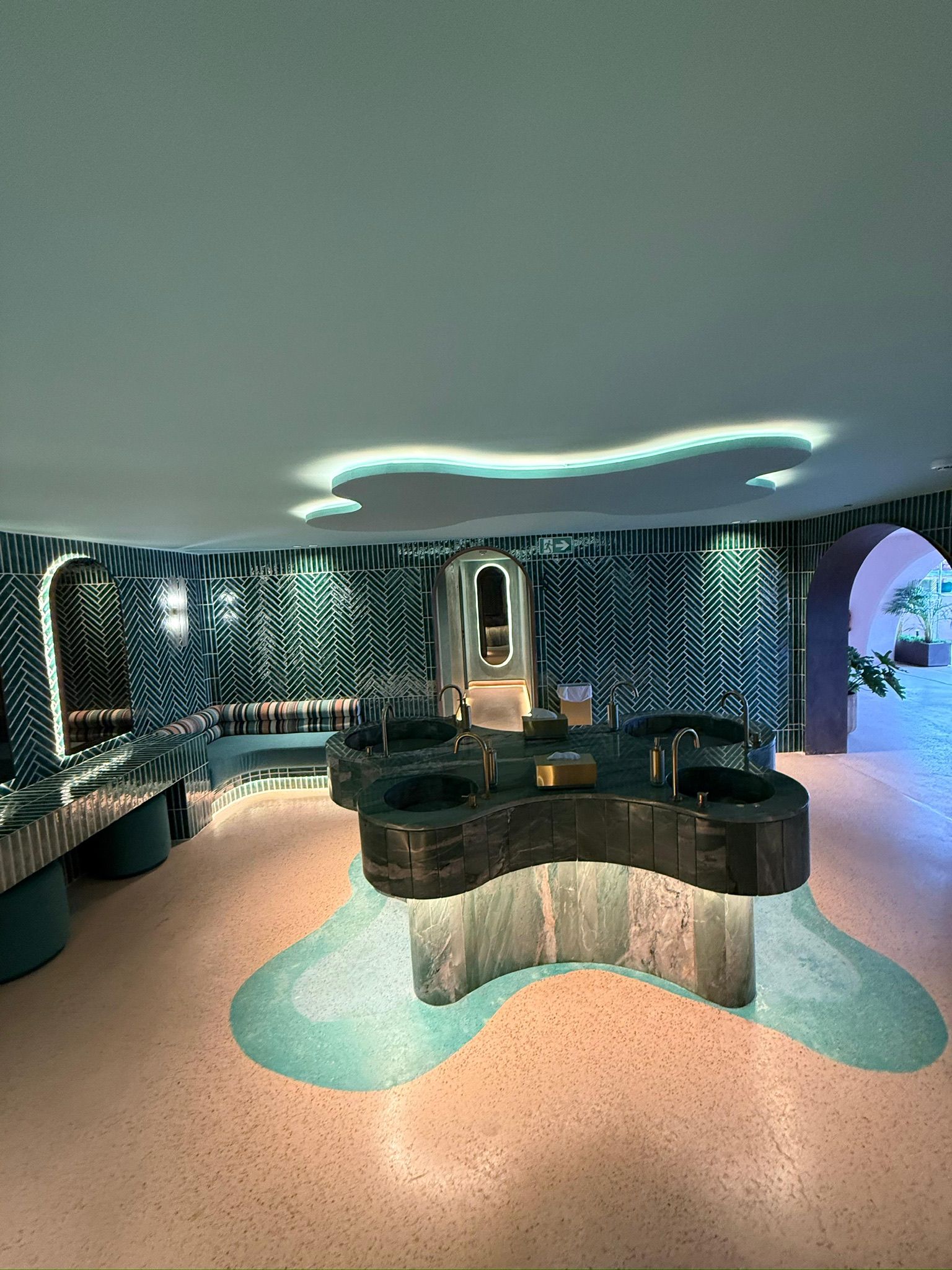 Hammam de lujo con terrazo rosa y paredes de azulejo espiga en Marbella